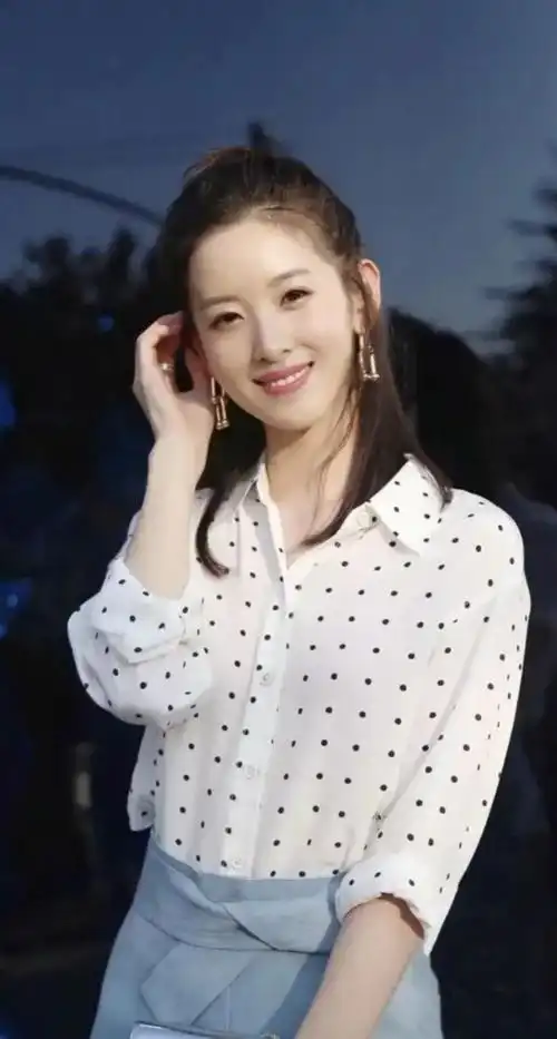 奶茶妹章泽天,气质清纯甜美,微微一笑好迷人