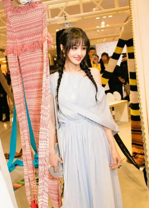 郑爽放下刘海果然更惊艳配上双麻花辫美成初恋男人一看就喜欢