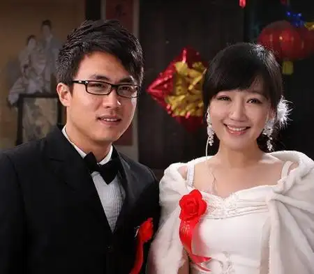 【图】薛佳凝和老公结婚照曝光秀恩爱 拒聊胡歌恐被批高攀