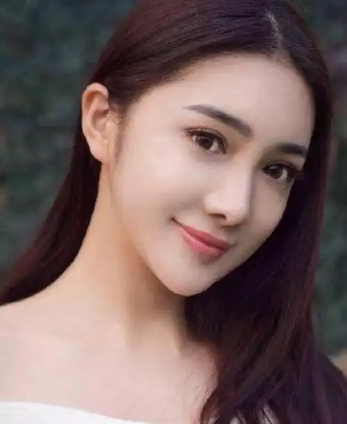 大众因为她酷似杨颖而取笑她,认为只差一个黄晓明,她就能成为小花之一