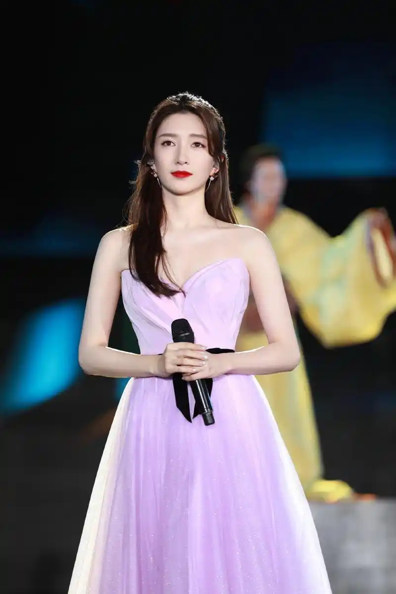 p>江疏影,1986年9月1日出生于上海,中国内地女演员,毕业于 a target=