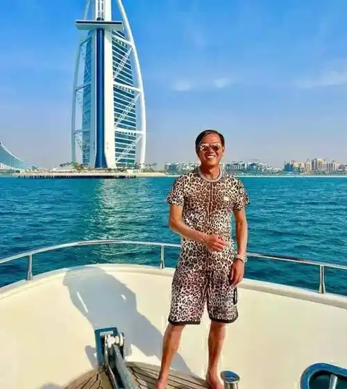 身为富豪的洪永时在照片中显得更为年轻时尚,虽然年纪也不小了,但是