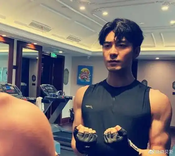 张哲瀚就是因为热衷举铁,连带着肩膀斜方肌