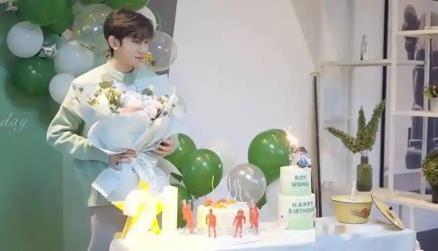 王源蛋糕上有八个奥特曼现场还原四岁时的场景小室养孩子越来越用心了