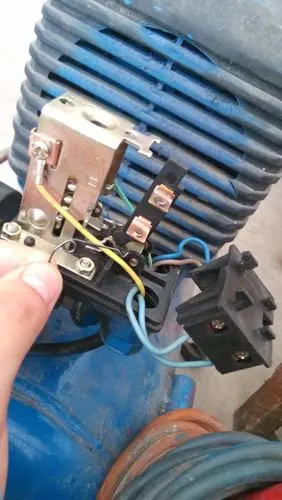 台州巨彪空压机自动开关盒里面有个小钢簧 怎么装上去 如图 手里拿