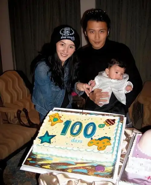 张柏芝大儿子私生活混乱恋上46岁女教练一起出行买生活用品