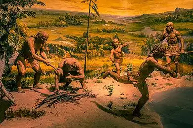 河南省洛阳博物馆内原始人狩猎场景_高清图片_全景视觉