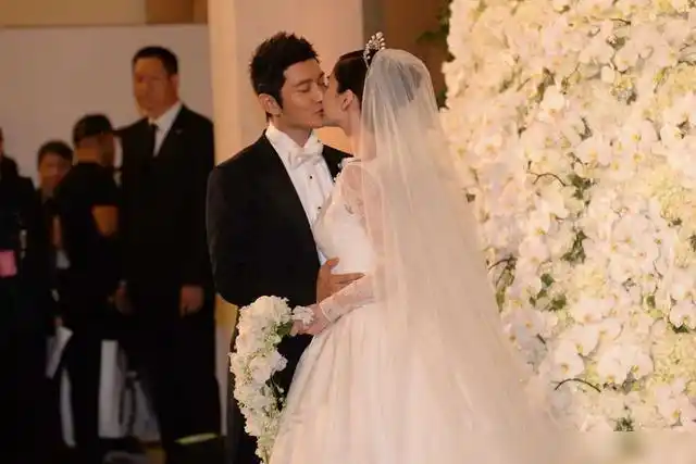 黄晓明杨颖夫妇和鹿晗关晓彤情侣,用行动证明他们依旧幸福_网易订阅