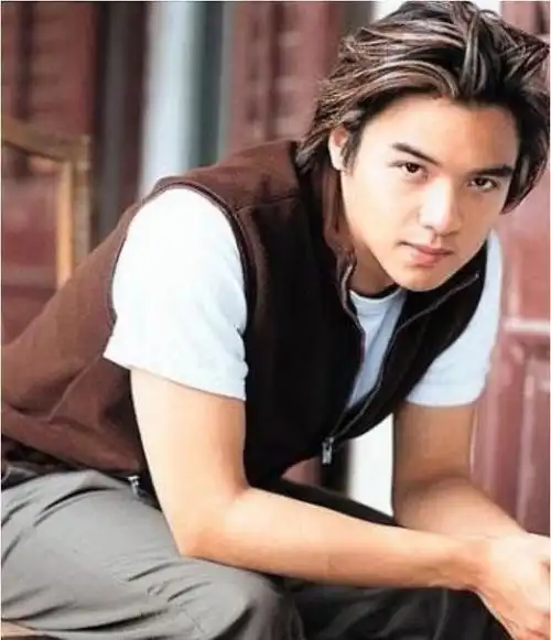 1998年那会儿,冯德伦还是个年轻的新面孔,长相清新脱俗,一亮相就让人