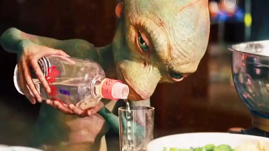 黄渤训练外星人给倒酒,绝了