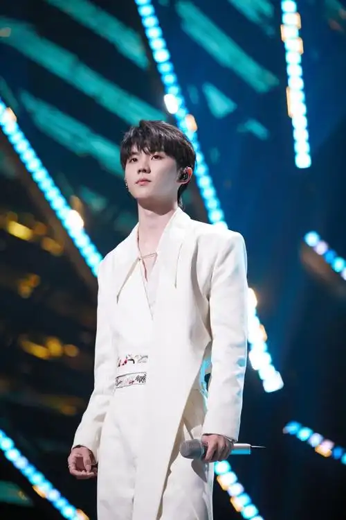 一席白色国风西装的马嘉祺宛若诗画里走出的翩翩公子,期待明天小马和