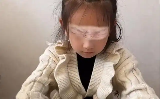 小朋友的眼睛看不到了,大家猜猜这是什么原因造成的呢