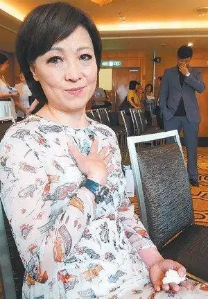 谢贤前妻甄珍脑出血做开颅手术从前额开到后脑身边只有儿子照顾