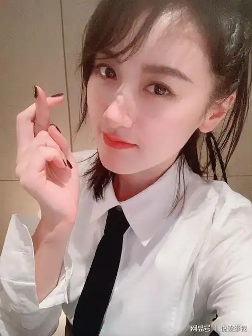 爱笑甜美的袁冰妍,微博发自拍照"交作业",粉丝:我们好幸福