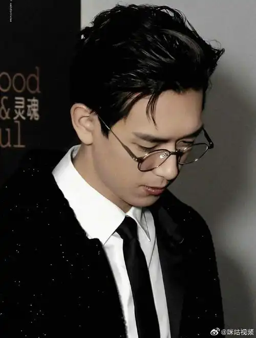 建议男明星眼镜半永久##李现是怎么忍住甜品只吃一口的