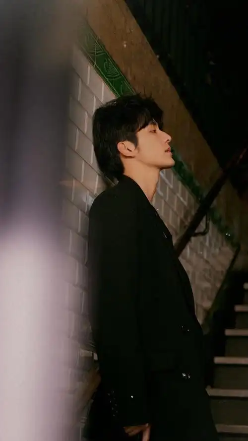 张新成演绎夜巴黎诱惑##巴黎雨夜下的张新成