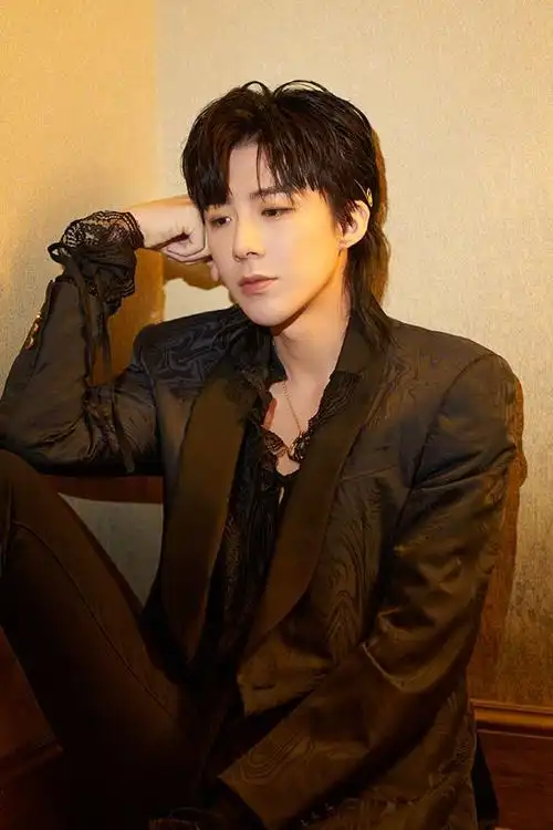 刘宇宁晒自拍称又省一笔帅气幽默再次圈粉