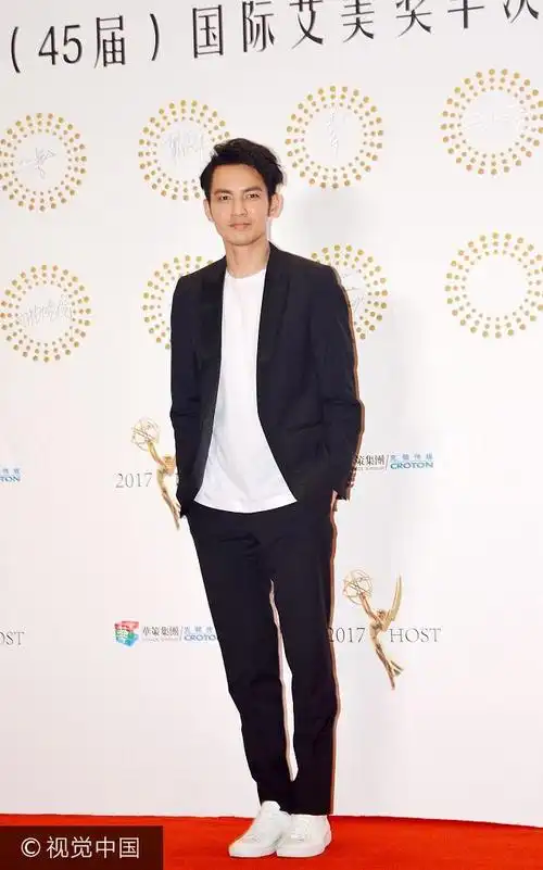 钟汉良黑色西服套装 脚踩小白鞋化身帅气绅士