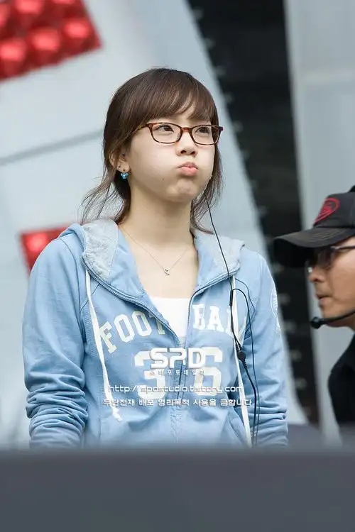 想要金泰妍的两张高清图片.