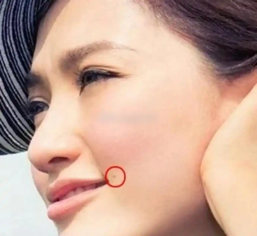 来了解一下 嘴唇上有痣的人有吃福,食禄运颇佳,代表一生衣食无忧.