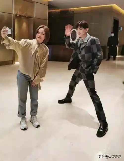 圈"绅士腿",白敬亭帅,陈伟霆搞笑,她让人感到惭愧_吴磊_李易峰_女生