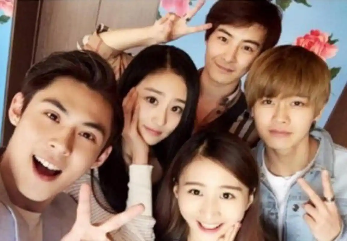 看这张照片就能发现,任嘉伦的妻子聂欢皮肤真的很好!