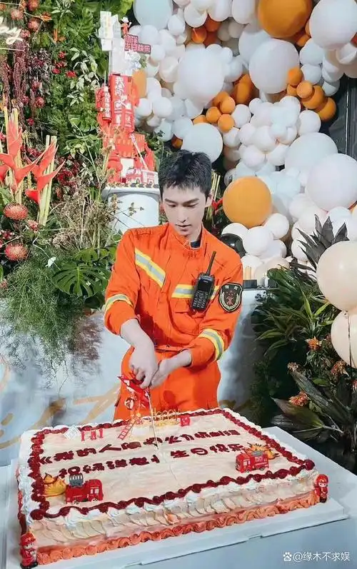 杨洋31岁生日,穿消防服在剧组低调庆生,肤色差明显让人感慨