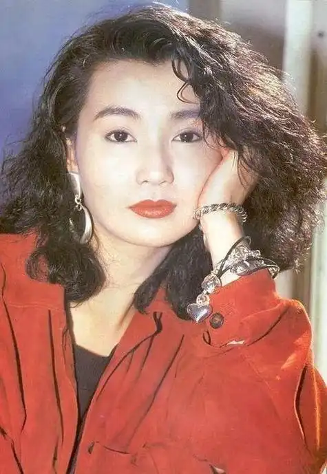 尽管张曼玉选择了与世隔绝的生活方式,但她并不孤单,因为她利用社交