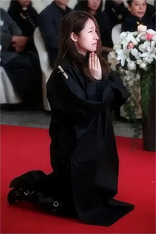 继承10亿遗产,25年换17任小男友,萧亚轩的"快乐"有谁能懂?_腾讯新闻