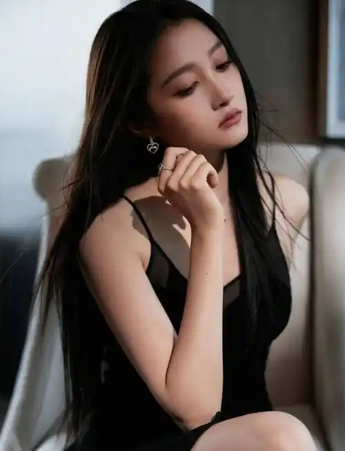 国内娱乐圈里的大长腿一定是关晓彤,长发红唇黑裙,明亮温暖酷炫时尚