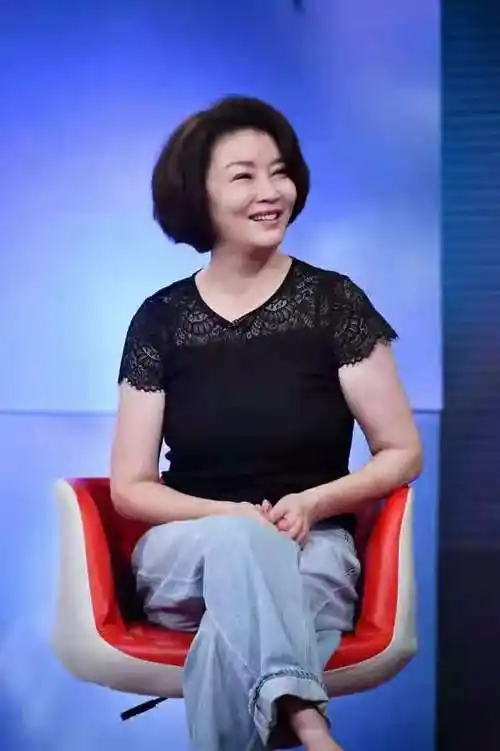 63岁朱茵真是优雅的上海老太太秋季穿搭高贵接地气适合妈妈们