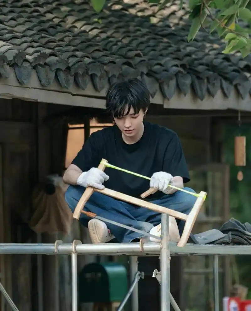 王俊凯《小少年》泸州路透,助理小马哥又回来了!