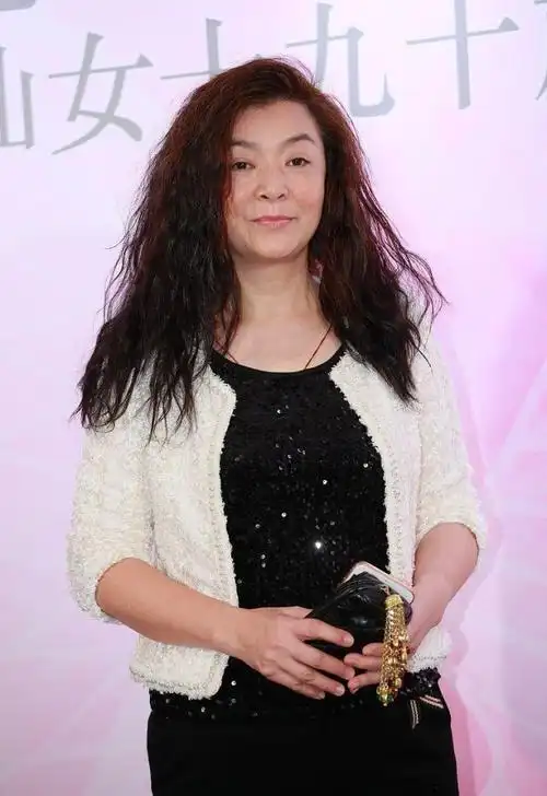 周润发前女友老了真朴素,披头散发难掩优雅气质,依稀看出了美貌_腾讯