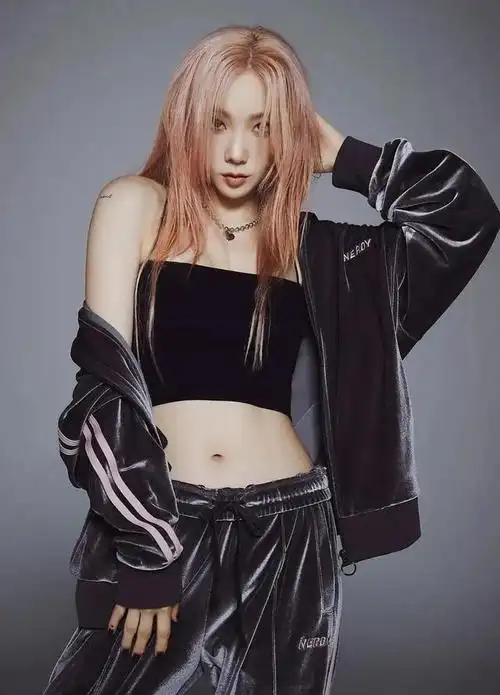 韩国金发女神金泰妍深情款款性感迷人