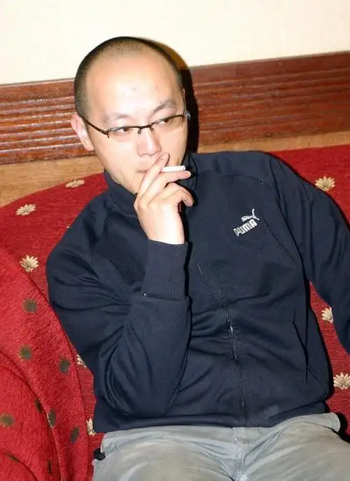 那时王菲还是黑豹乐队键盘手栾树的女朋友,但她就是对主唱窦唯情有独