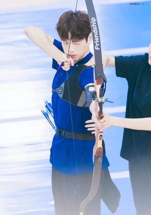 来看一些帅哥射箭97