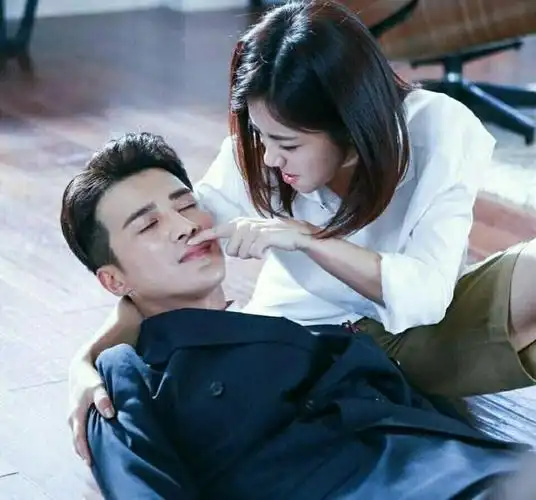 谭松韵姜潮狐狸的夏天第一集 谭松韵新剧首次挑战成熟风(6)