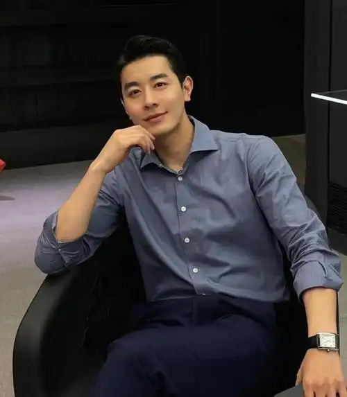 40岁的中年帅气大叔单月涨粉百万打破大家对中年油腻的固有印象