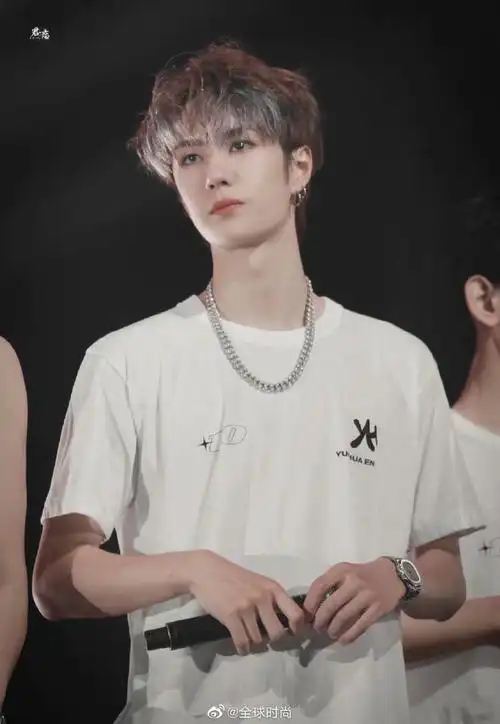 王一博挑染绿发