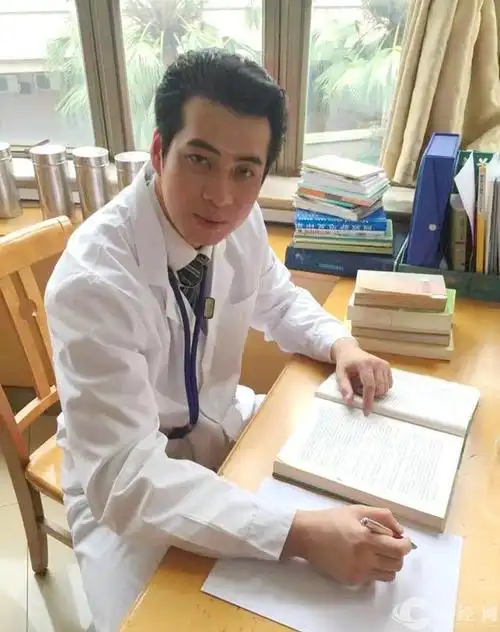 纪录片《医者仁心》剧情中扮演青年钟南山院士的演员刘明雄