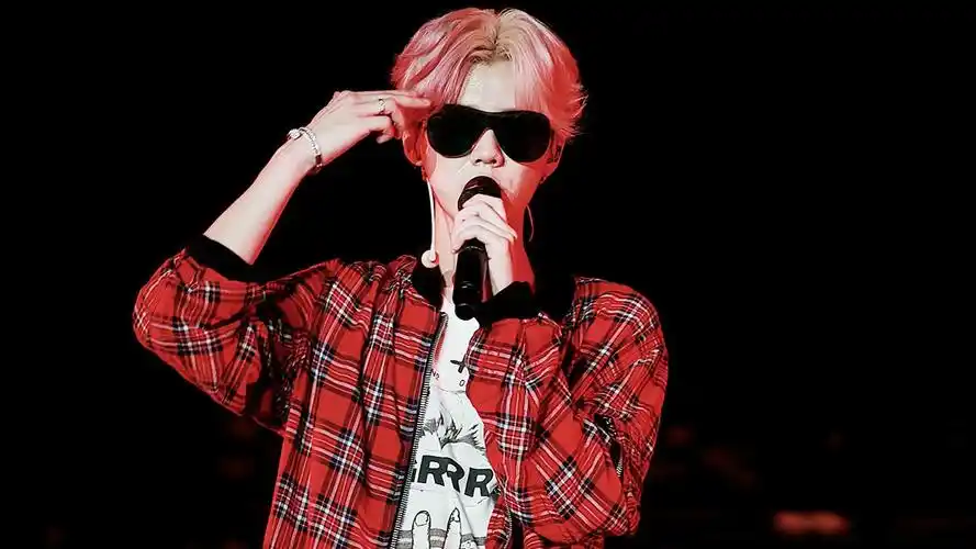 鹿晗演唱会高清帅气图片桌面壁纸