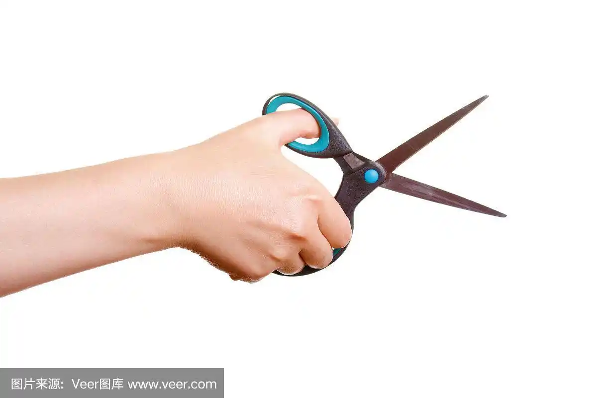 女人拿着剪刀的手
