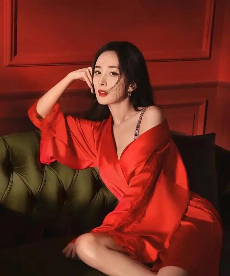 杨幂烈焰红唇勾勒傲人曲线,身穿红色睡衣,上演极致性感居家风.