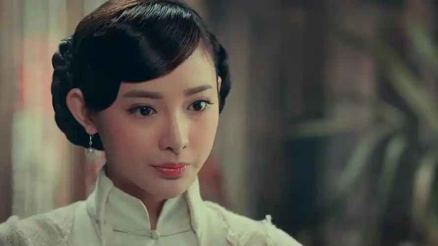 彭小苒天生就是眉骨高有点突出