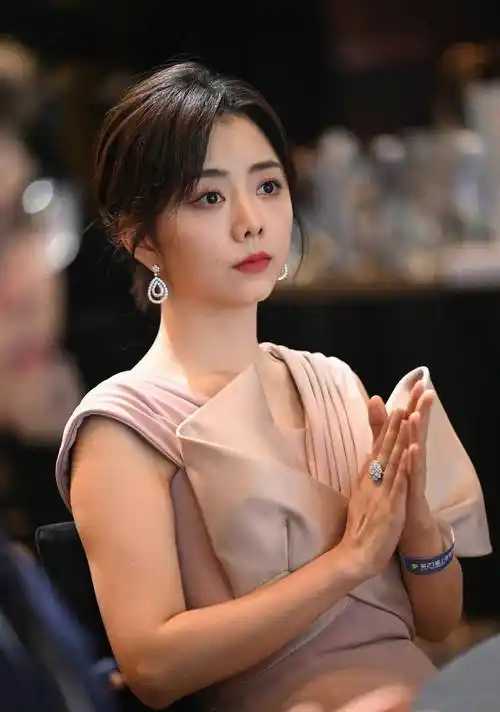 谭松韵入围白玉兰最佳女主角奖,一袭粉色礼服亮相,生图太能扛了_少女