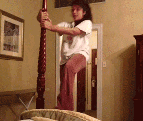 搞笑gif图片:你作为她的主人居然这样玩