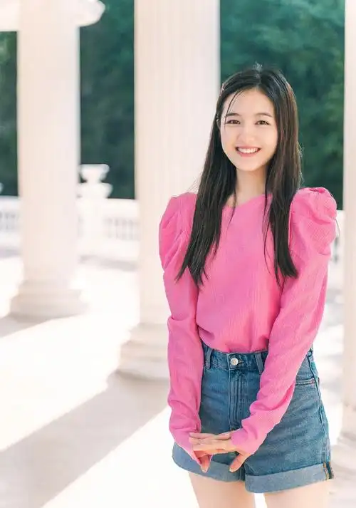 李兰迪身着玫红色上衣搭配牛仔短裤,一身青春活力的造型