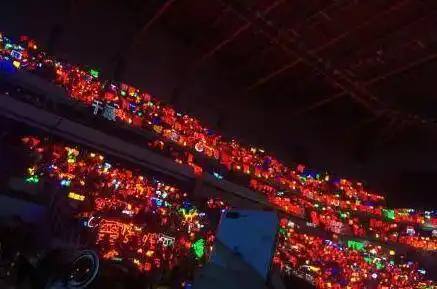 易烊千玺的粉丝叫千纸鹤,应援色是红色