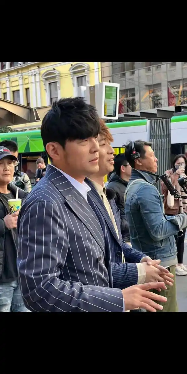 周杰伦近照状态,周杰伦现身墨尔本街头录制新综艺 ,网友纷纷表示:杰伦