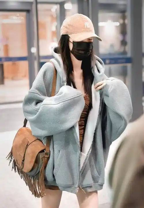 棕色紧身裙外搭灰色卫衣,美拉德风格_时尚_感觉_棒球帽